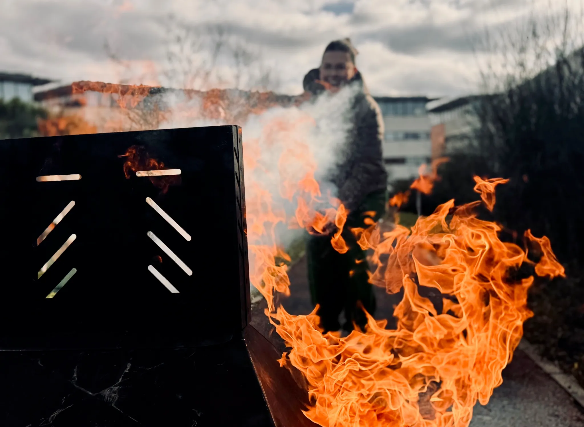 Flammes et fumée lors d'une formation incendie.