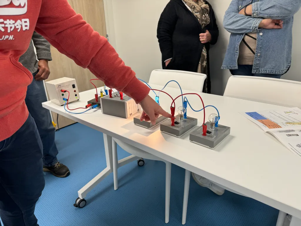 Démonstration d'habilitation électrique avec des équipements