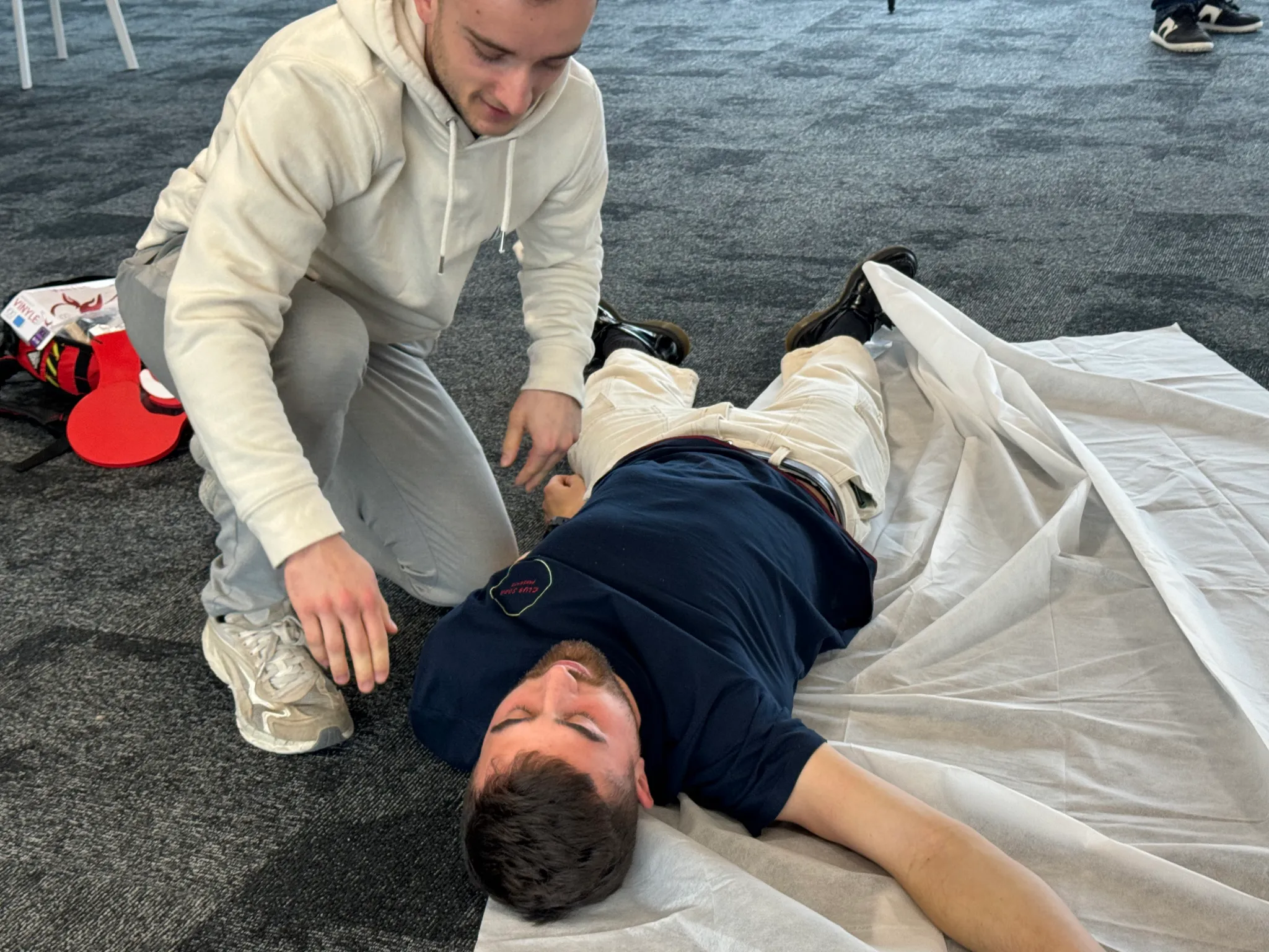 Formation de secourisme avec un participant au sol