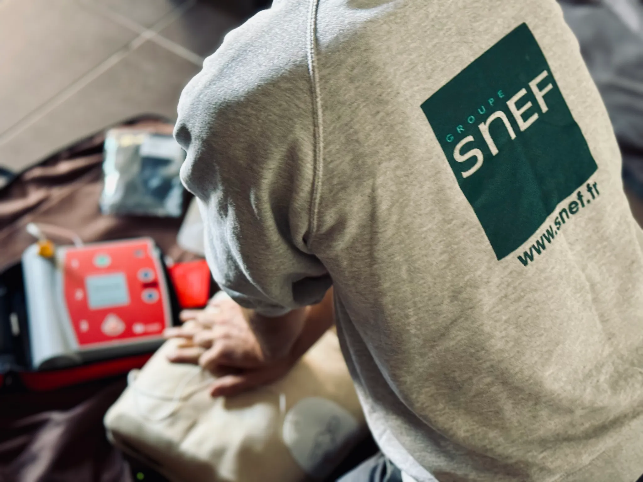 Formation pratique en secourisme avec équipement médical